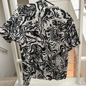 Abstract zig zag tiger party shirt men’s L